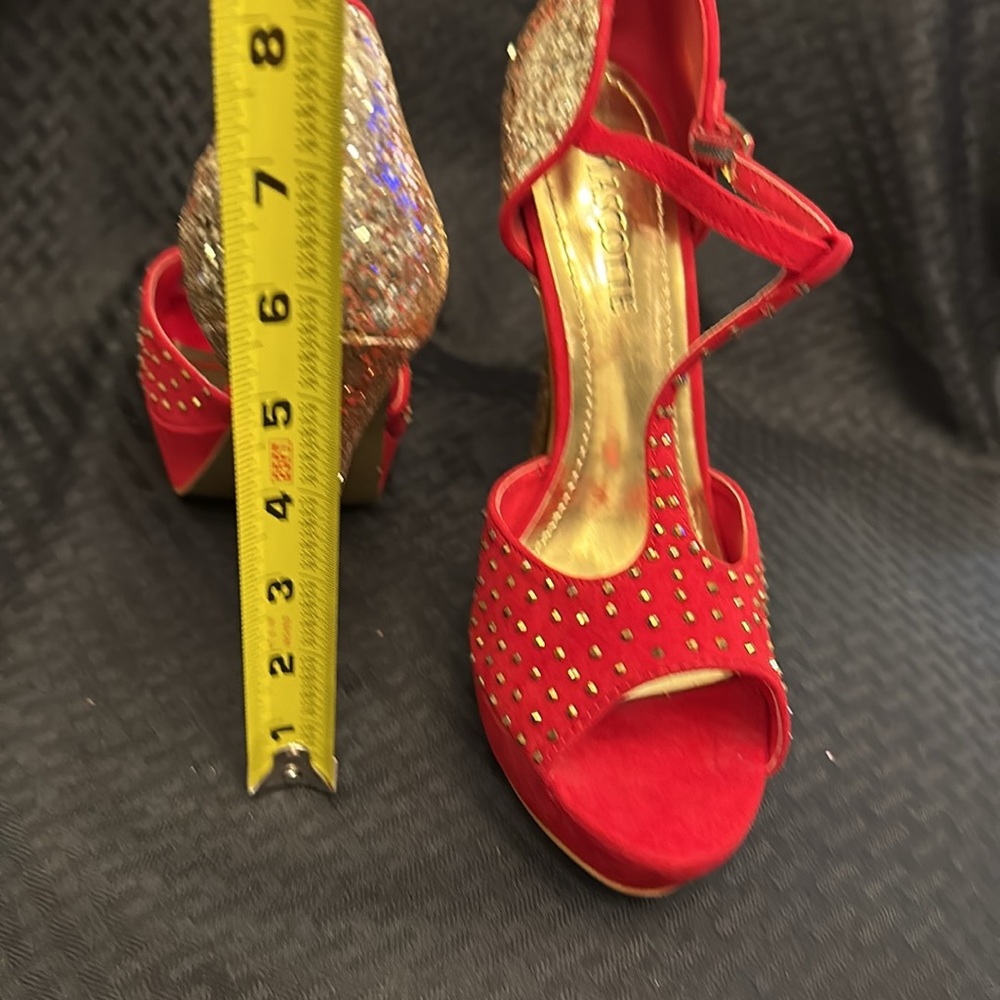 Mascotte Red & Gold 5.5” Heel. Size 9 - Picture 2 of 3